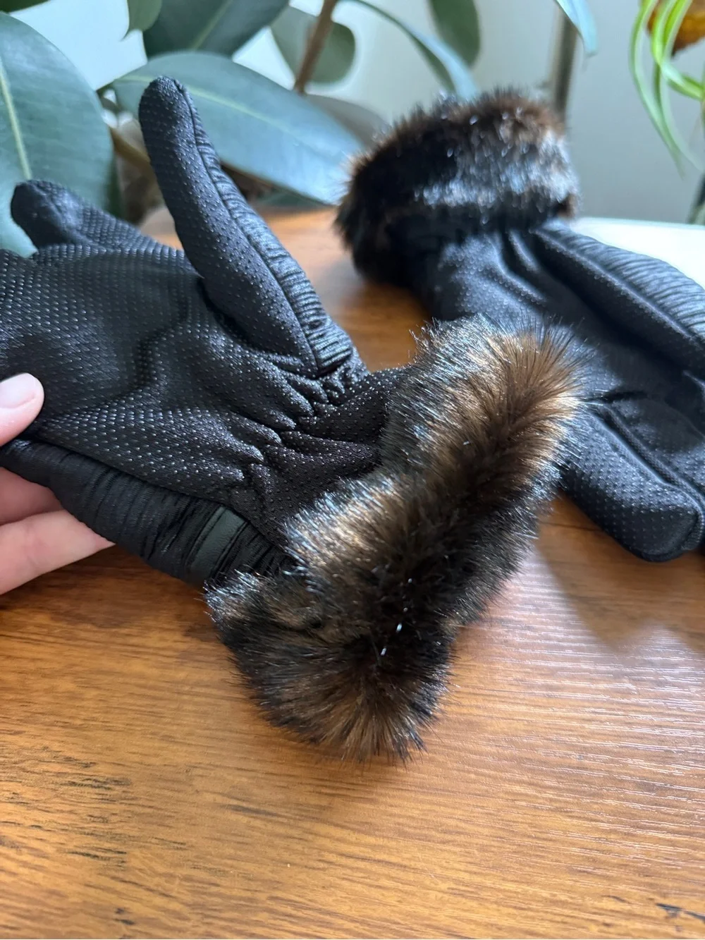 Black Faux-Fur Trim women’s Winter Gloves